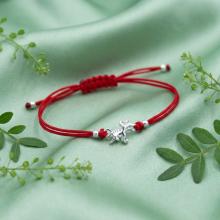 Гривна с червен конец и сребърен елемент еднорог Гривна с червен конец и сребърен елемент еднорог