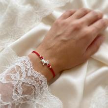 Гривна с червен конец и сребърен елемент еднорог Гривна с червен конец и сребърен елемент еднорог