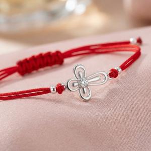 Гривна с червен конец и сребърен елемент кръст