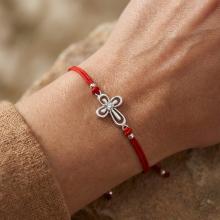 Гривна с червен конец и сребърен елемент кръст