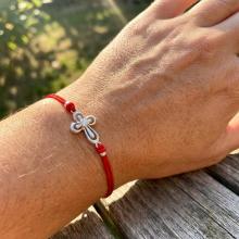 Гривна с червен конец и сребърен елемент кръст