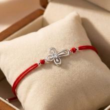 Гривна с червен конец и сребърен елемент кръст