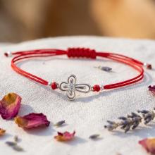 Гривна с червен конец и сребърен елемент кръст