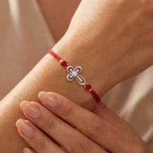 Гривна с червен конец и сребърен елемент кръст