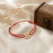 Гривна с червен конец и златен елемент с рождените данни на вашето бебе