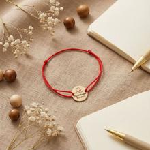 Гривна с червен конец и златен елемент с рождените данни на вашето бебе