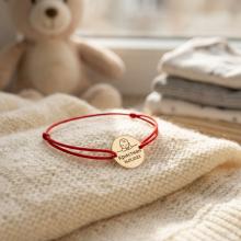 Гривна с червен конец и златен елемент с рождените данни на вашето бебе