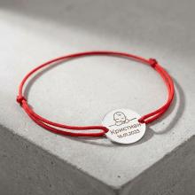 Гривна с червен конец и златен елемент с рождените данни на вашето бебе