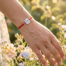 Гривна с червен конец и сребърен елемент с рождените данни на вашето бебе Гривна с червен конец и сребърен елемент с рождените данни на вашето бебе