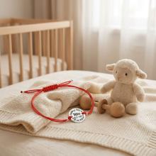 Гривна с червен конец и сребърен елемент с рождените данни на вашето бебе Гривна с червен конец и сребърен елемент с рождените данни на вашето бебе