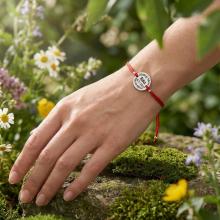 Гривна с червен конец и сребърен елемент с рождените данни на вашето бебе Гривна с червен конец и сребърен елемент с рождените данни на вашето бебе