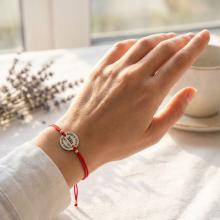 Гривна с червен конец и сребърен елемент с рождените данни на вашето бебе Гривна с червен конец и сребърен елемент с рождените данни на вашето бебе