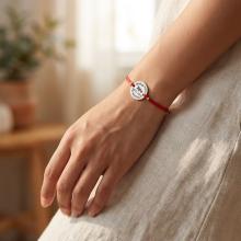 Гривна с червен конец и сребърен елемент с рождените данни на вашето бебе Гривна с червен конец и сребърен елемент с рождените данни на вашето бебе