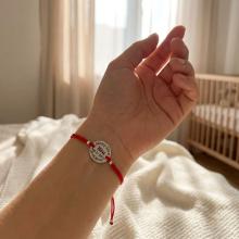 Гривна с червен конец и сребърен елемент с рождените данни на вашето бебе Гривна с червен конец и сребърен елемент с рождените данни на вашето бебе