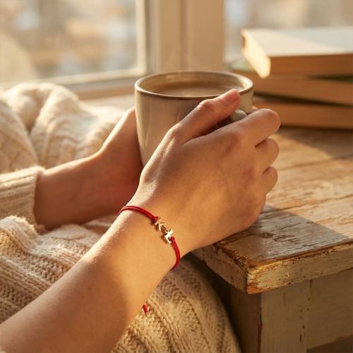 Гривна с червен конец и златни инициали