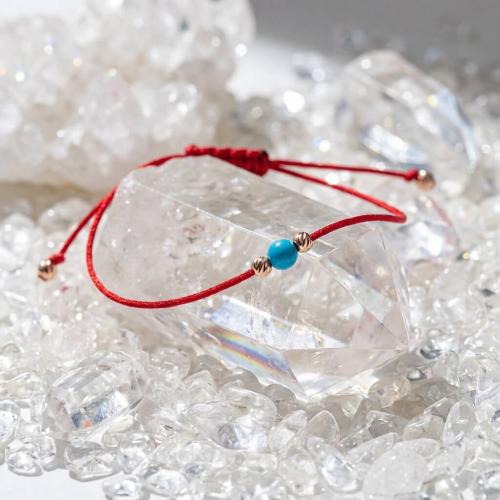 Гривна с червен конец и 14 карата златни топчета с тюркоаз 