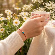 Гривна с червен конец и 14 карата златни топчета с тюркоаз Гривна с червен конец и 14 карата златни топчета с тюркоаз