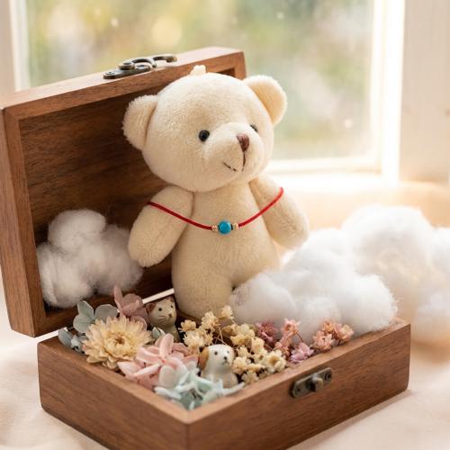 Гривна с червен конец и 14 карата златни топчета с тюркоаз 