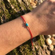 Гривна с червен конец и 14 карата златни топчета с тюркоаз Гривна с червен конец и 14 карата златни топчета с тюркоаз