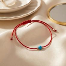 Гривна с червен конец и 14 карата златни топчета с тюркоаз Гривна с червен конец и 14 карата златни топчета с тюркоаз