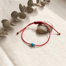 Гривна с червен конец и 14 карата златни топчета с тюркоаз Гривна с червен конец и 14 карата златни топчета с тюркоаз