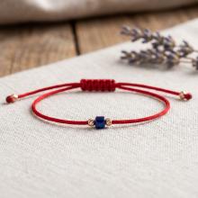 Гривна с червен конец и 14 карата златни топчета с Dark Heliotrope