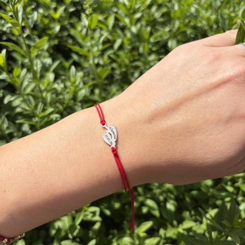 Гривна с червен конец и 14 карата златен елемент бебешки стъпки