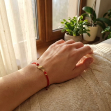 Гривна с червен конец и 14 карата златен елемент бебешка стъпка с име