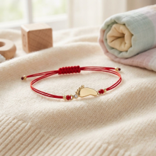 Гривна с червен конец и 14 карата златен елемент бебешка стъпка с име