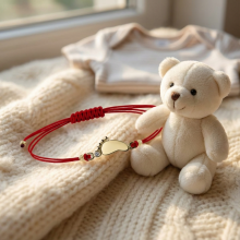 Гривна с червен конец и 14 карата златен елемент бебешка стъпка с име