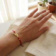 Гривна с червен конец и 14 карата златен елемент бебешка стъпка с име