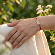 Гривна с червен конец и 14 карата златен елемент бебешка стъпка с име