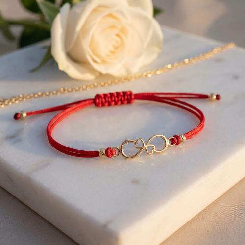 Гривна с червен конец и 14 карата златен елемент безкрайност