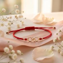 Гривна с червен конец и 14 карата златен елемент безкрайност