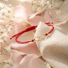 Гривна с червен конец и 14 карата златен елемент безкрайност