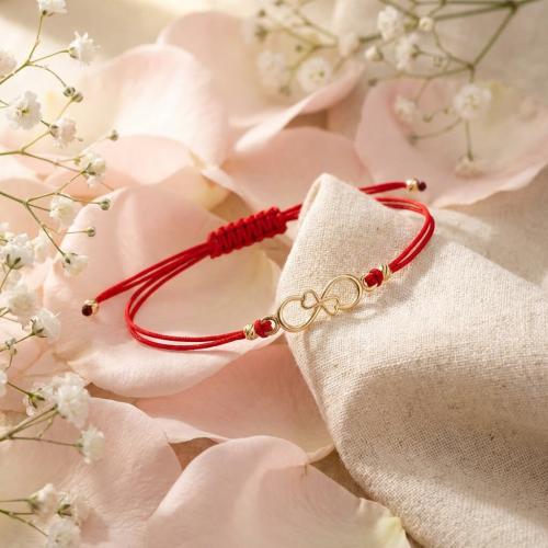 Гривна с червен конец и 14 карата златен елемент безкрайност