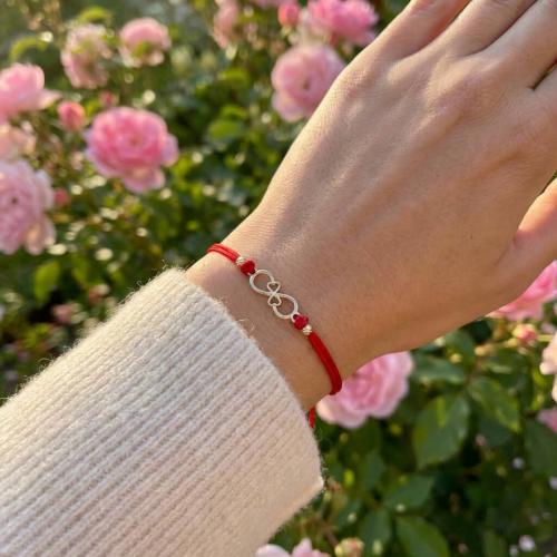 Гривна с червен конец и 14 карата златен елемент безкрайност