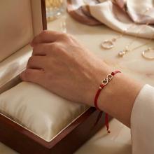 Гривна с червен конец и 14 карата златен елемент безкрайност