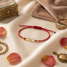 Гривна с червен конец и 14 карата златен елемент безкрайност