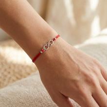 Гривна с червен конец и сребърен елемент безкрайност