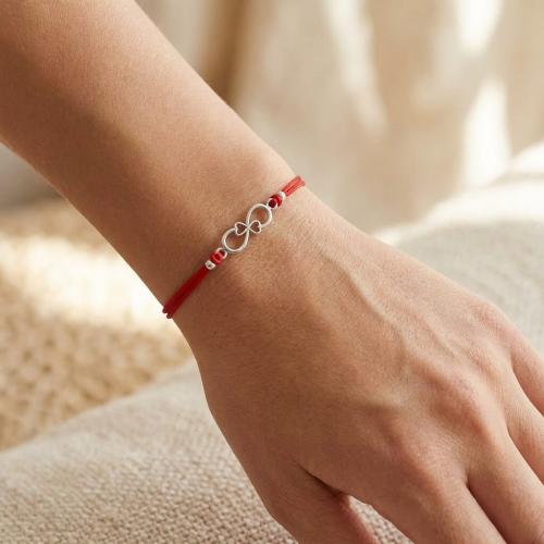 Гривна с червен конец и сребърен елемент безкрайност