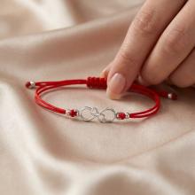 Гривна с червен конец и сребърен елемент безкрайност