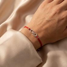 Гривна с червен конец и сребърен елемент безкрайност