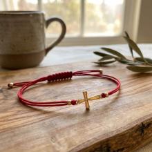 Гривна с червен конец и 14 карата златен елемент кръст B6