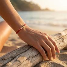 Гривна с червен конец и 14 карата златен елемент кръст B6