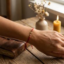 Гривна с червен конец и 14 карата златен елемент кръст B6