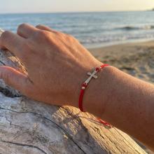 Гривна с червен конец и 14 карата златен елемент кръст B6