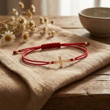 Гривна с червен конец и 14 карата златен елемент кръст B6