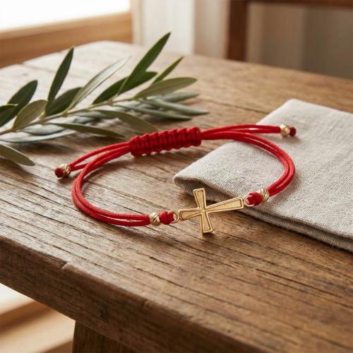 Гривна с червен конец и 14 карата златен елемент кръст B6