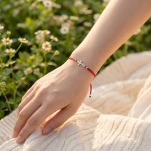 Гривна с червен конец и сребърен елемент кръст